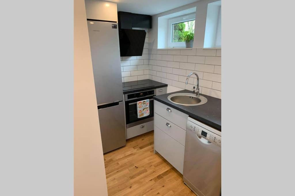 Apartamento Nyrenoverat Kaellarlaegenhet Ljungskile Exterior foto