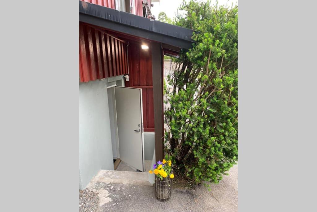 Apartamento Nyrenoverat Kaellarlaegenhet Ljungskile Exterior foto