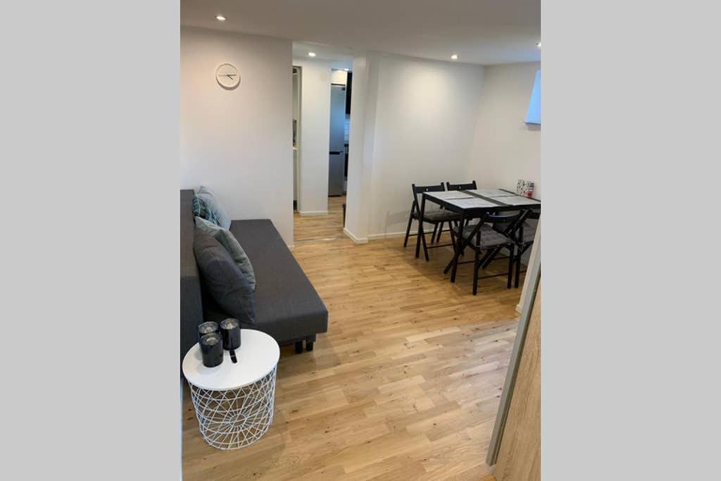 Apartamento Nyrenoverat Kaellarlaegenhet Ljungskile Exterior foto