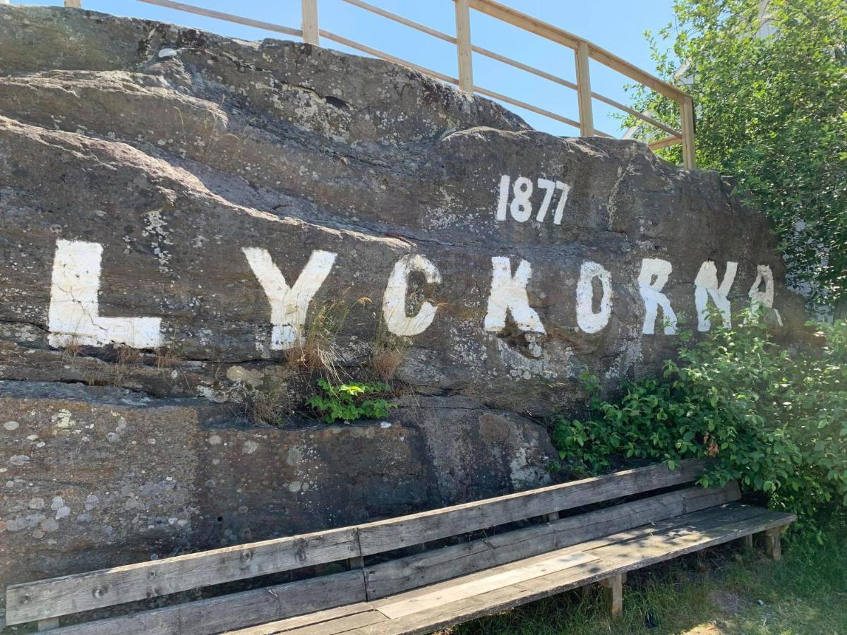 Apartamento Nyrenoverat Kaellarlaegenhet Ljungskile Exterior foto